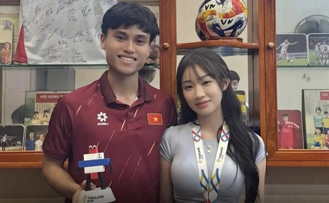 Trận đấu bóng đá sôi động